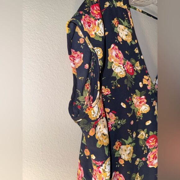 DR2 Navy Floral V-Neck Short Sleeve Blouse Large #724 - Picture 2 of 7